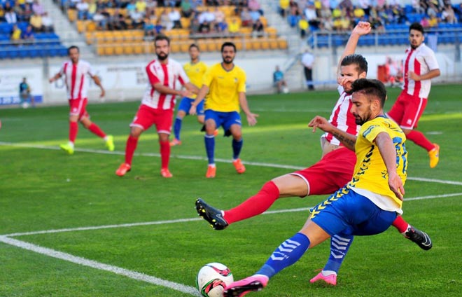 Márquez intenta driblar a un rival mientras Güiza espera el pase / FOTO: Eulogio García