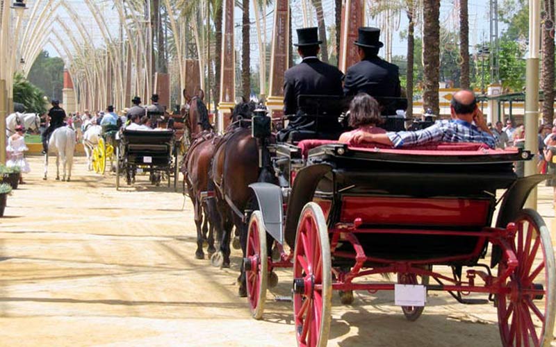 Coche de caballos paseando por la feria jerezana / FOTO: de archivo