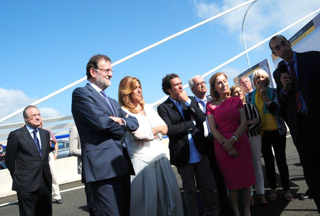 Florentino Pérez sigue un poco al margen las explicaciones sobre la obra / FOTO: Eulogio García