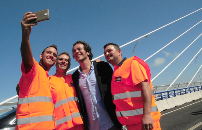 Representantes de los trabajadores se hace la 'foto' con el alcalde / FOTO: Eulogio García