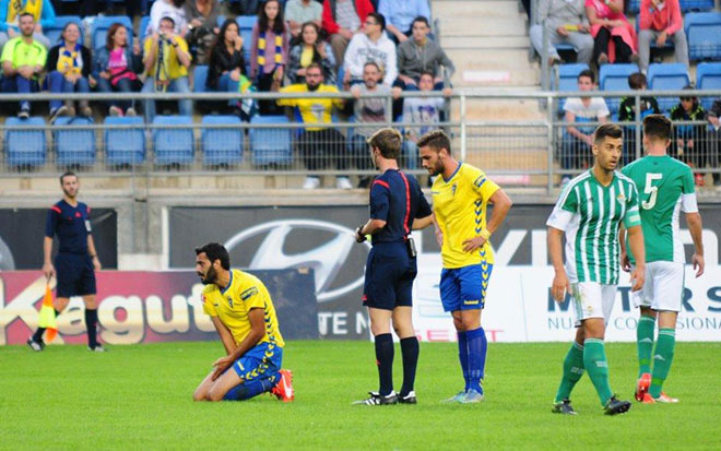 Güiza, desesperado, a punto de ver la tarjeta amarilla por simular una caída / FOTO: Eulogio García