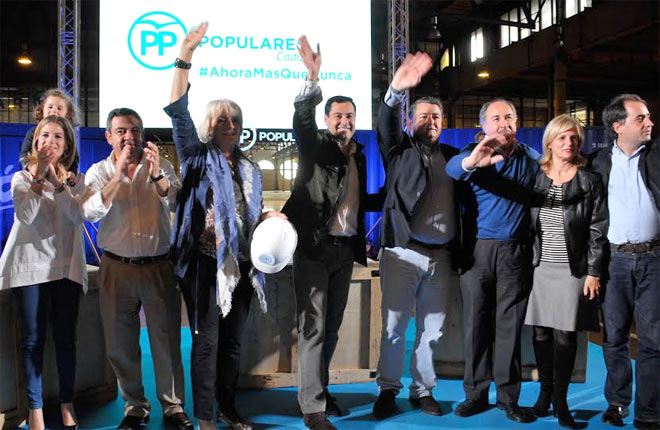Saludando a los militantes, con el simbólico casco en las manos de Martínez