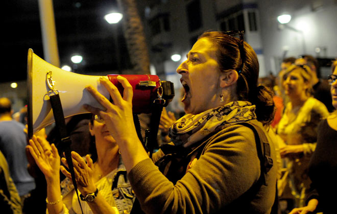 La rabia de una de las manifestantes tras el megáfono / FOTO: Eulogio García