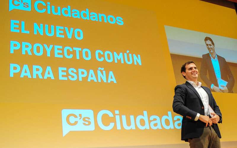 Rivera, preparándose antes de empezar su discurso / FOTO: Eulogio García