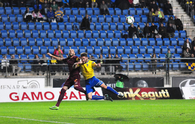 Lolo Plá luchando un balón en el área rival / FOTO: Eulogio García