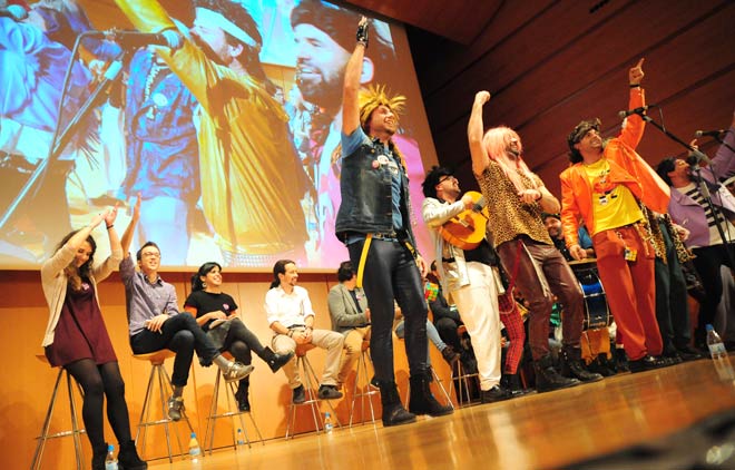 La chirigota de Vera Luque, caldeando el ambiente mitinero / FOTO: Eulogio García