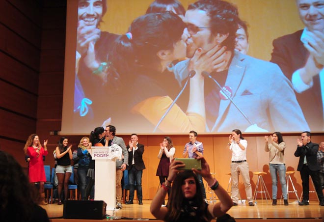El momento de la tarde: Teresa y Kichi tras cantar el pasodoble de Martínez Ares / FOTO: Eulogio García