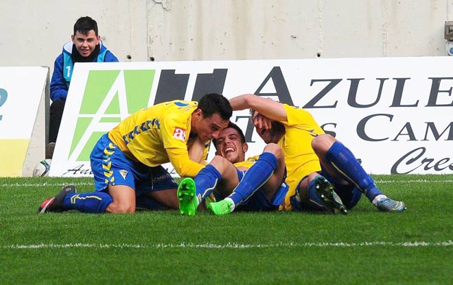 Celebrando el segundo gol por los suelos / FOTO: Eulogio García