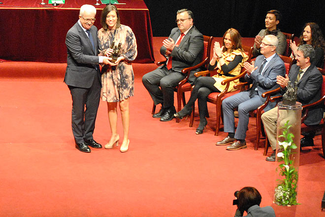 El vicepresidente andaluz entrega uno de las estatuillas a la alcaldesa isleña / FOTO: DBC