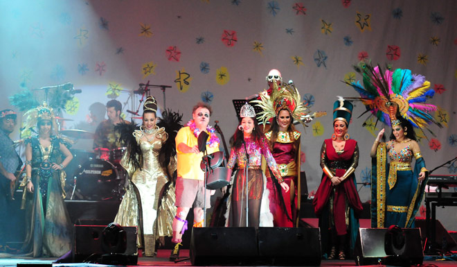 Las siete ninfas del Carnaval salieron en varias ocasiones a bailar junto a Carbonell / FOTO: Eulogio García
