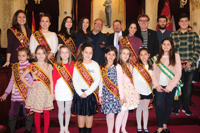 Ninfas, pregoneros, Momo, Hércules... recibidos en el Ayuntamiento / FOTO: Eulogio García