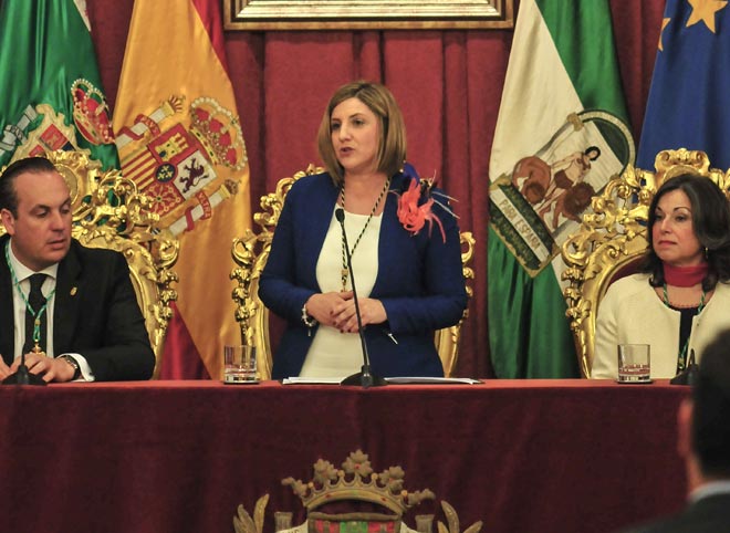 García, respaldada por sus dos vicepresidentes, clausuró el acto / FOTO: Eulogio García