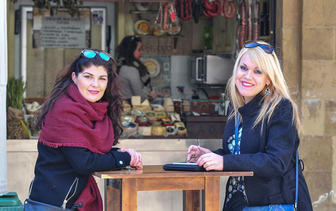 Charo Troncoso charló con la artísta con la plaza como escenario / FOTO: Eulogio García