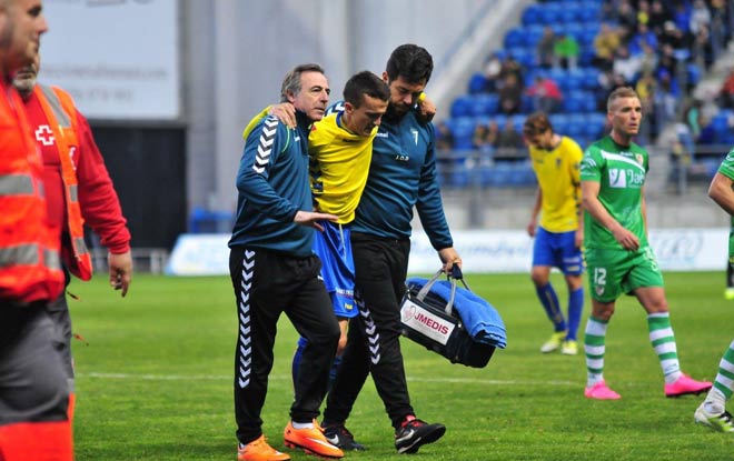 Salvi abandonaba el campo dolorido en la recta final / FOTO: Eulogio García