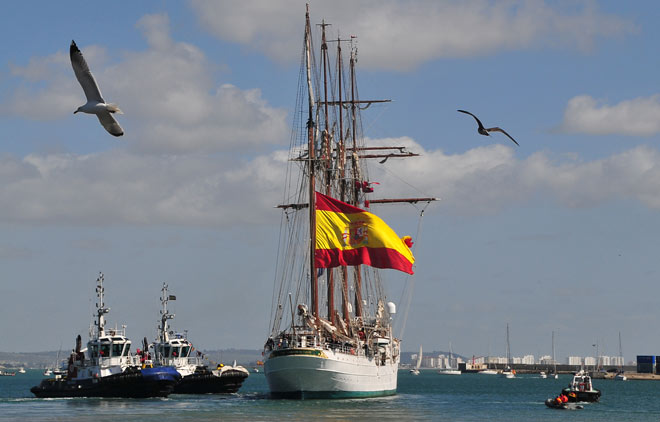 El bergantín goleta en plenas maniobras para dejar el Puerto / FOTO: Eulogio García