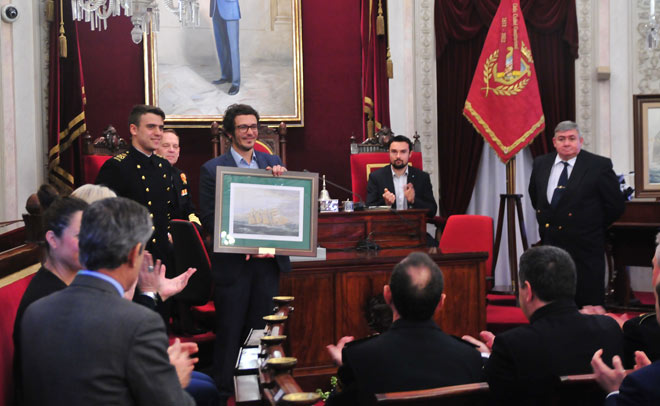 Intercambio de presentes durante la recepción en el Ayuntamiento / FOTO: Eulogio García