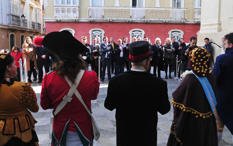 Animarte, haciendo partícipes de su recreación histórica a las autoridades / FOTO: Eulogio García