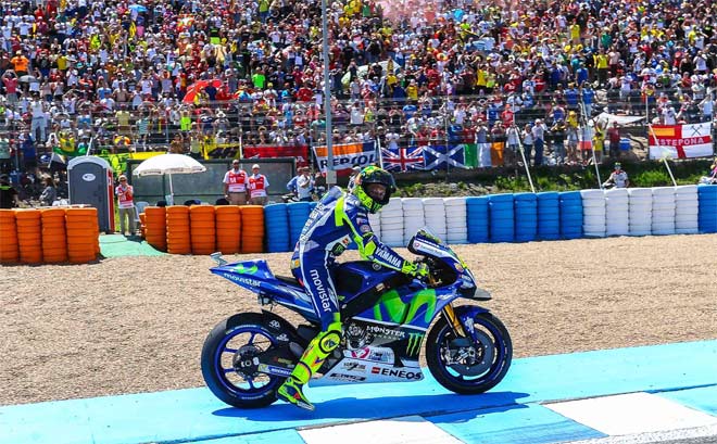 El italiano Rossi celebrando el triunfo con la afición / FOTO: circuito de Jerez