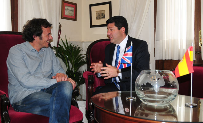 El alcalde ha mantenido un breve encuentro con el representante gibraltareño / FOTO: Eulogio García