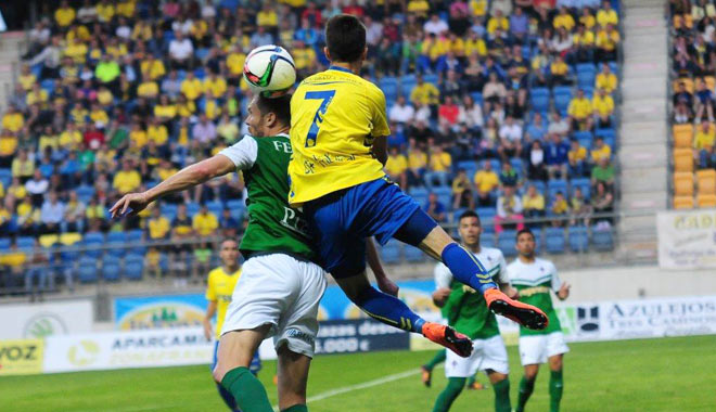 Salvi luchando un balón con un defensor gallego / FOTO: Eulogio García