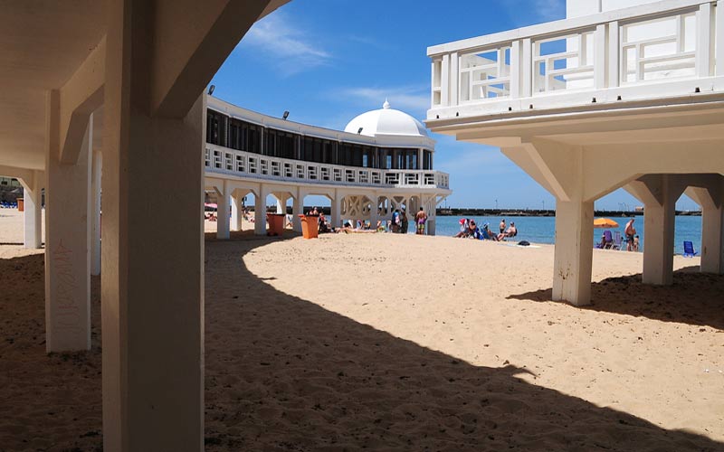 La bandera azul ondeará este verano en 17 playas de la Bahía de Cádiz; La Caleta recupera “la que merece y nunca debería haber perdido”