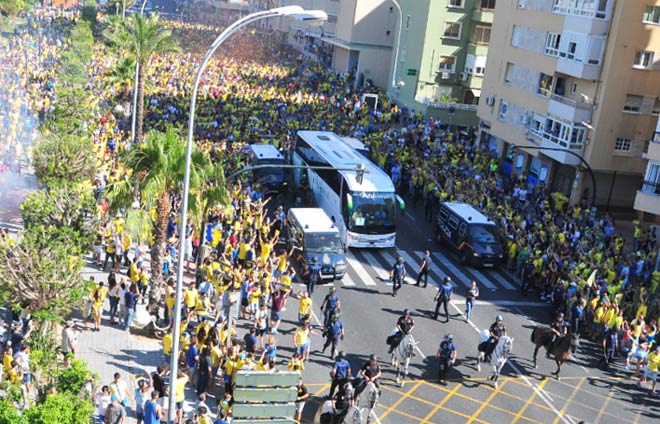 Enorme recibimiento al equipo pese a la excesiva presencia policial / FOTO: Eulogio García