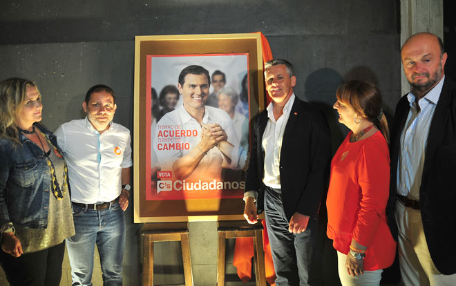 Ciudadanos desvelaba el cartel de su presidenciable ya de noche / FOTO: Eulogio García