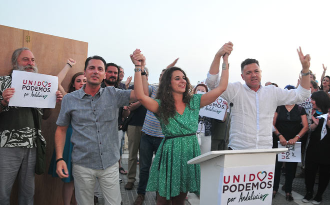 Militantes y simpatizantes de Podemos e IU, juntos en la Caleta / FOTO: Eulogio García