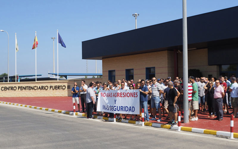 Una pasada concentración a las puertas de la prisión