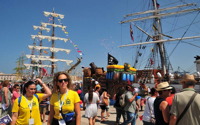 Dos voluntarias en la Regata de 2016 / FOTO: Eulogio García