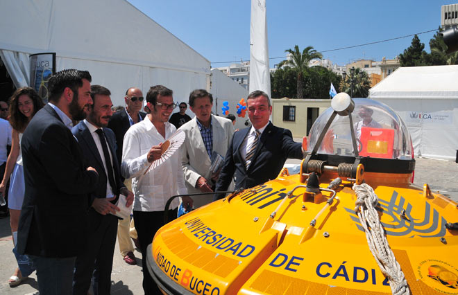 El rector de la UCA guiando a las autoridades por sus actividades / FOTO: Eulogio García