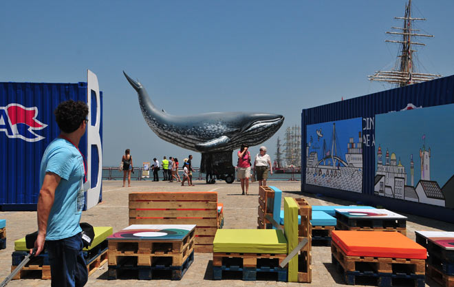 Una ballena, parte del pasacalles infantil programado / FOTO: Eulogio García