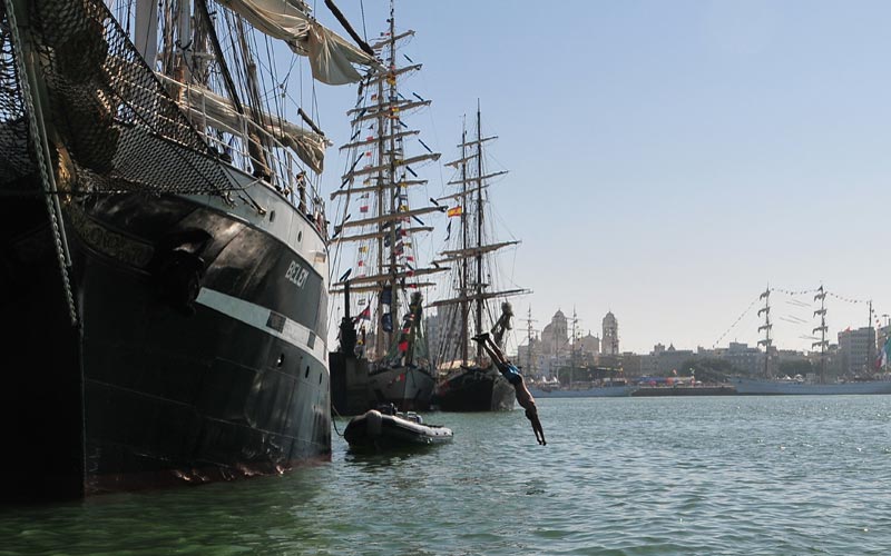 La tripulación de alguno de los veleros disfrutando también del mar / FOTO: Eulogio García