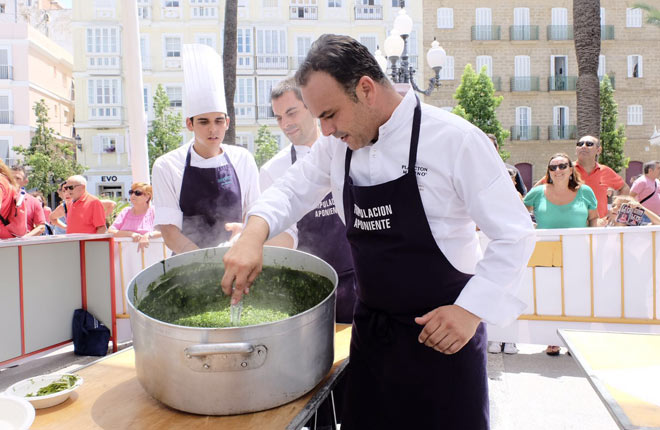 El chef del mar dándole su toque al arroz con placton / FOTO: Eulogio García