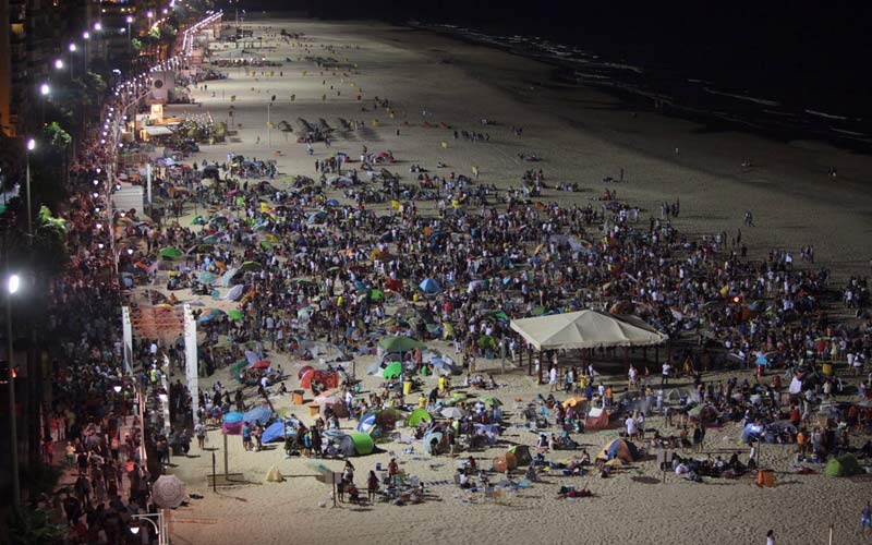 La mayor concentración de personas, entre los módulos 3 y 4, pese a que la fiesta se permitía hasta el 6 / FOTO: Eulogio García