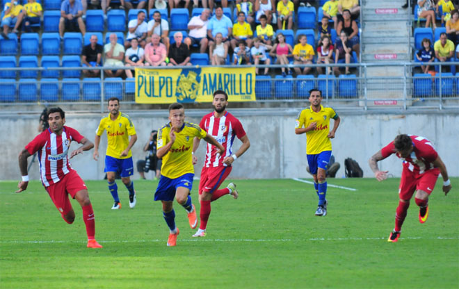 El sanluqueño Salvi perseguido por medio Atleti / FOTO: Eulogio García