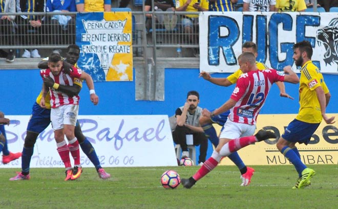 Sankaré defendiendo con 'todo' una acción ofensiva rival / FOTO: Eulogio García