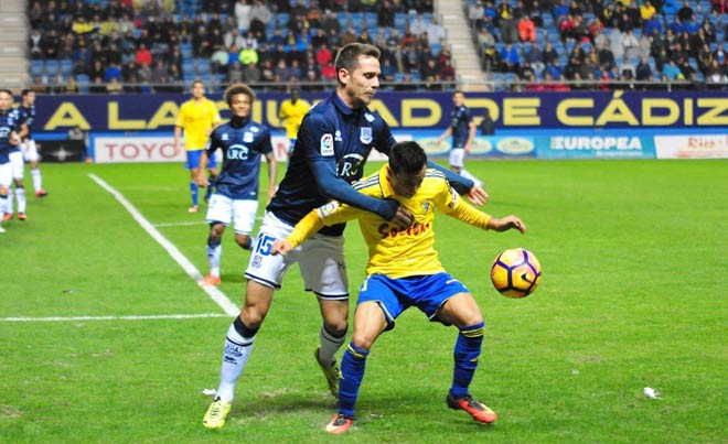 Álvaro defendido de cerca por un rival / FOTO: Eulogio García