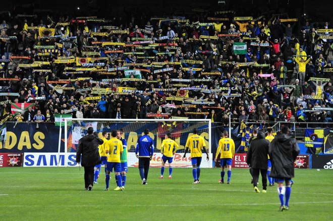 Celebrando un nuevo triunfo con la grada / FOTO: Eulogio García