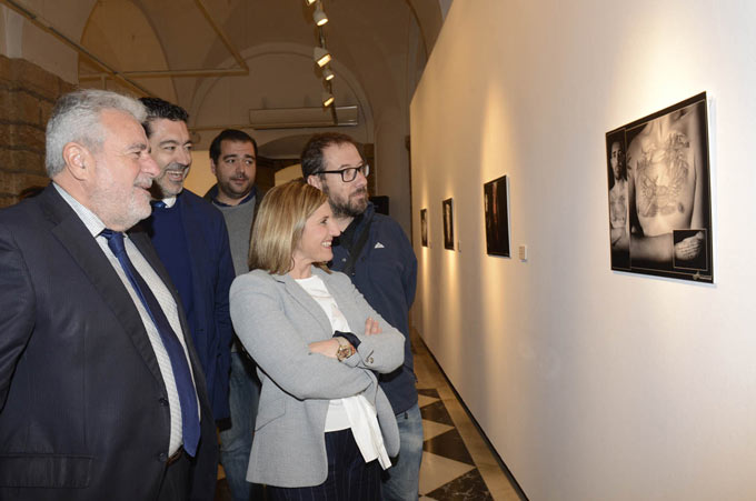 Un momento de la inauguración de la muestra, con representantes de la Diputación y de la RTVA