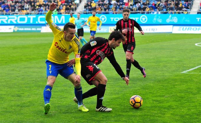 Salvi luchando un balón con un rival / FOTO: Eulogio García