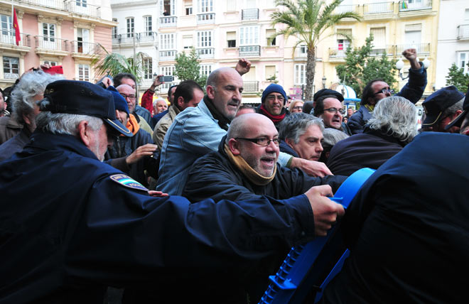 Tensión con la Policía a las puertas del Ayuntamiento ante la llegada de Díaz / FOTO: Eulogio García