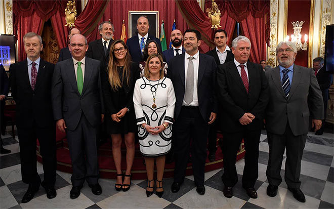 Posado con los reconocidos tras el acto institucional