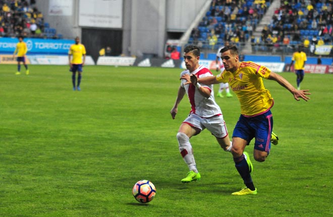 Luchando un balón en campo rayista / FOTO: Eulogio García