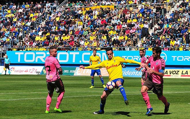 Rubén Cruz trata de controlar un balón arriba / FOTO: Eulogio García