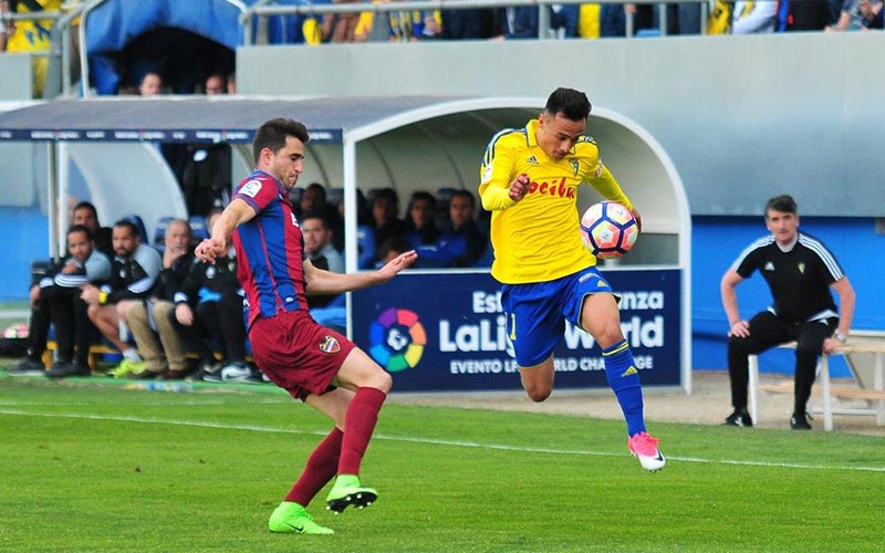 Álvaro García 'volando' hacia la portería levantinista / FOTO: Eulogio García