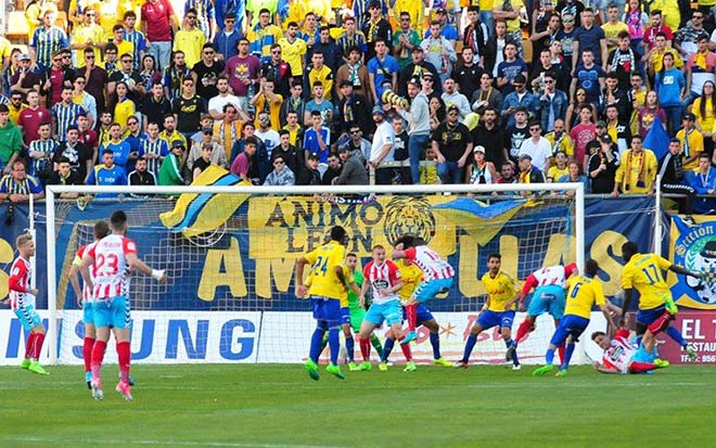 Barullo en el área cadista que significaba el tanto del Lugo / FOTO: Eulogio García