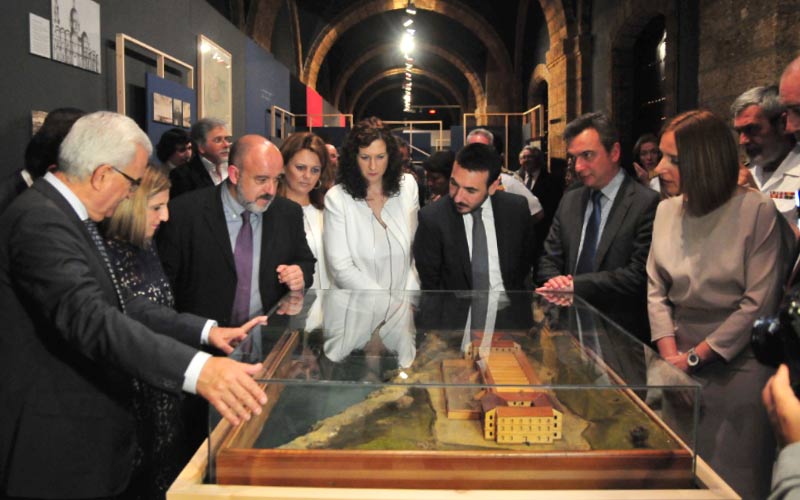 Numerosos representantes institucionales en la primera visita a la muestra / FOTO: Eulogio García