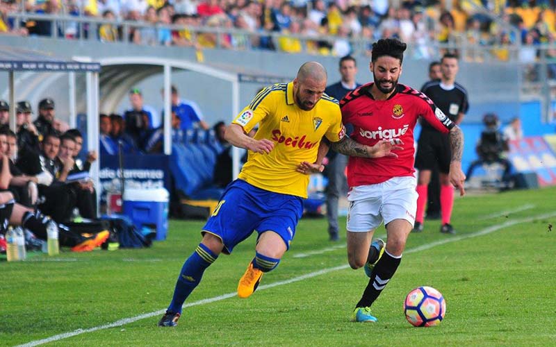 Malón, peleando un balón con un rival / FOTO: Eulogio García