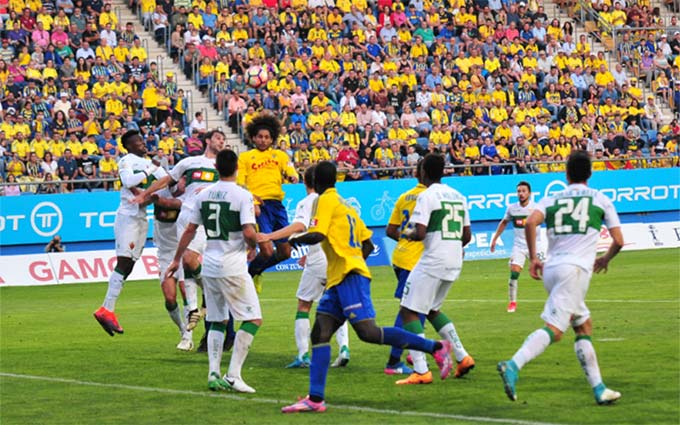 Un lance del partido con Aridane luchando por el balón / FOTO: Eulogio García